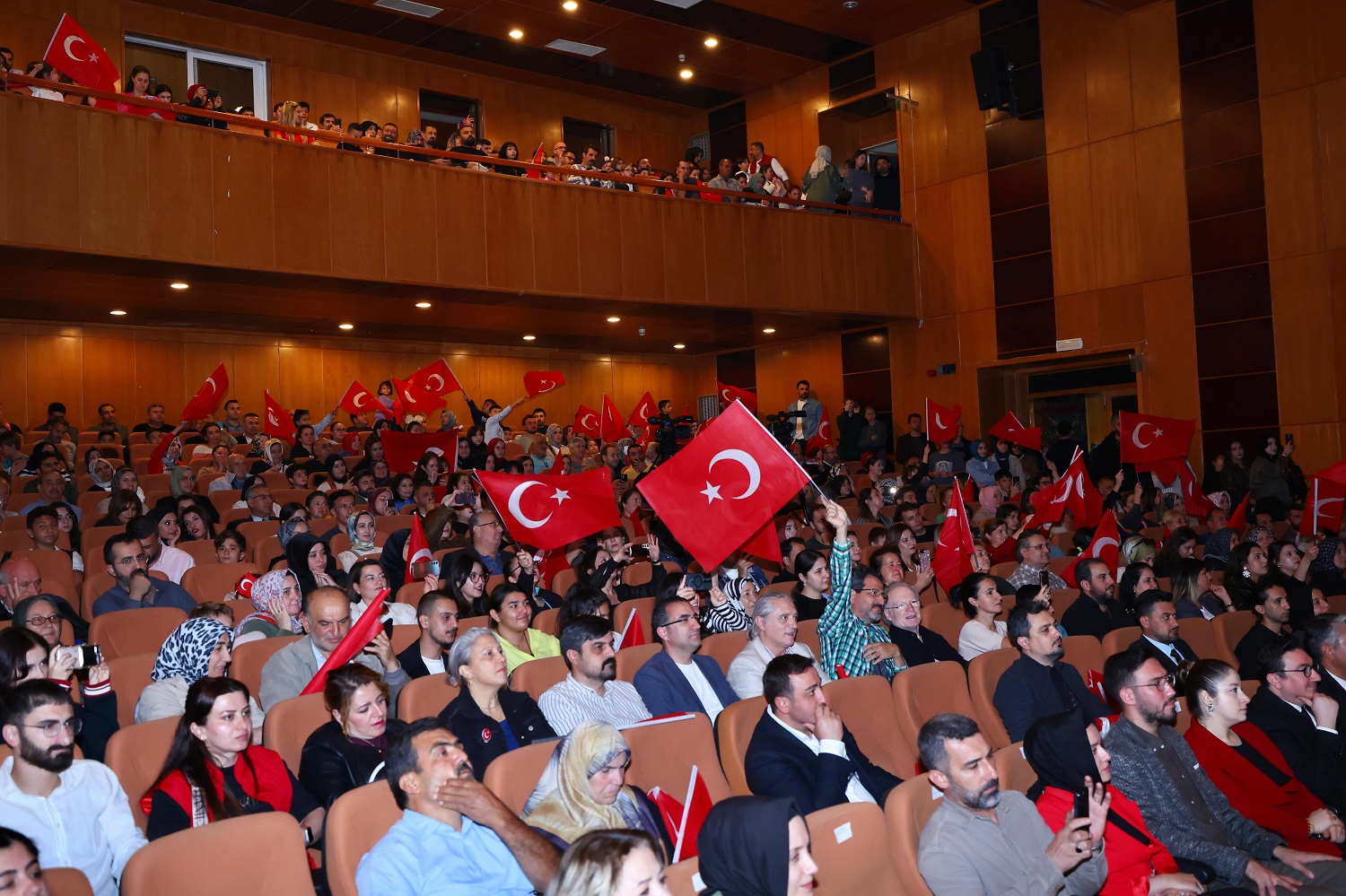 Onikişubat Belediyesi’nin Kahramanlık Türküleriyle Cumhuriyet Konseri’ne Yoğun İlgi (2)