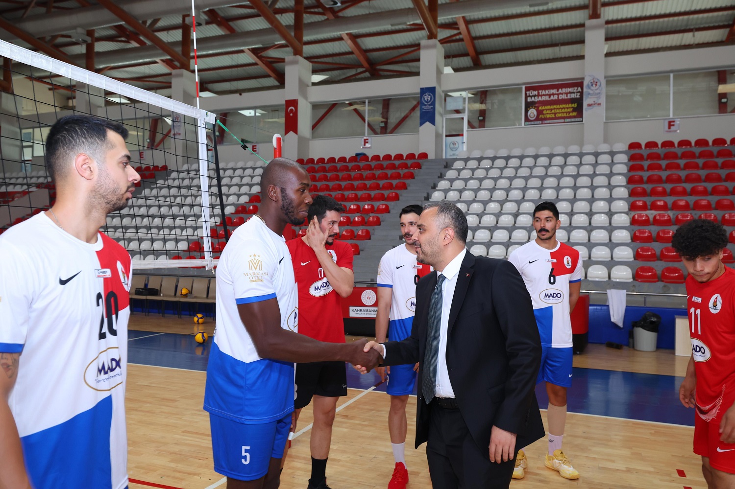 Onikişubat Belediyespor Voleybol Takımı Kendi Sahasında İlk Maçına Çıkıyor (2)