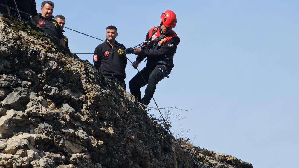 Sarp Kayalıklarda Mahsur Kalan Keçi Kurtarıldı 4