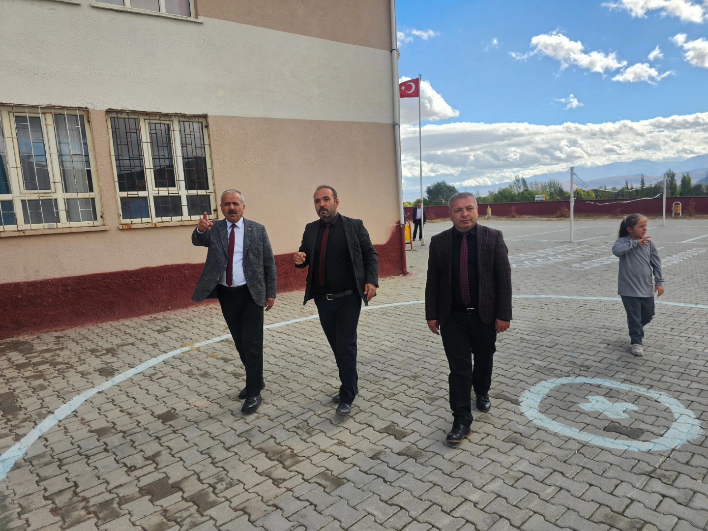 Şeker Ortaokulu Girişine Öğrenci Güvenliği İçin Veranda Yapıldı1