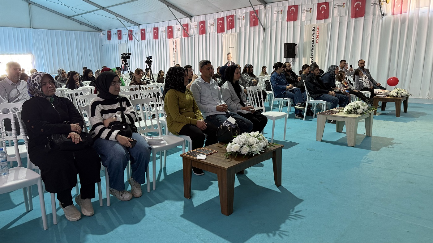Sevilen Yazar Kahraman Tazeoğlu, Kafum’da Okurlarıyla Bir Araya Geldi (2)