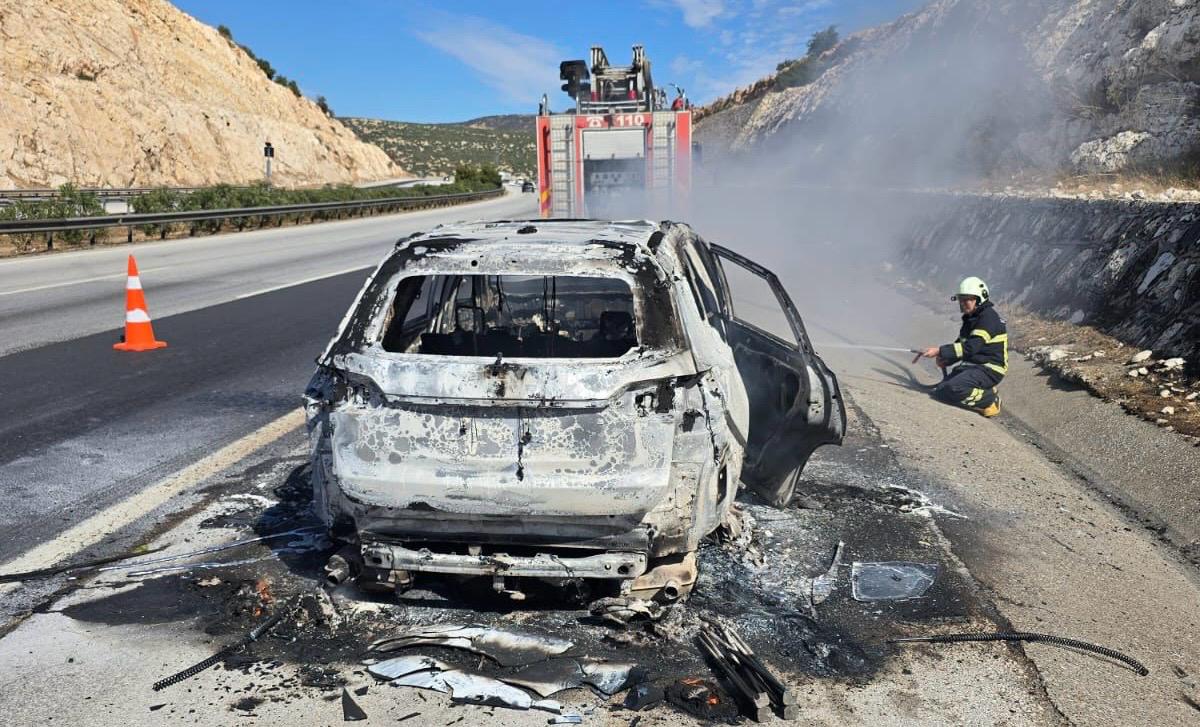 Seyir Halindeki Otomobil Alev Topuna Döndü 1