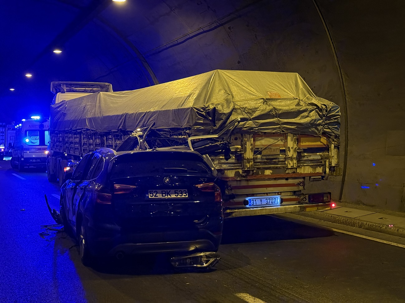 Tıra Çarpan Suv Tipi Araçtaki 1 Kişi Öldü, 4 Kişi Yaralandı (3)