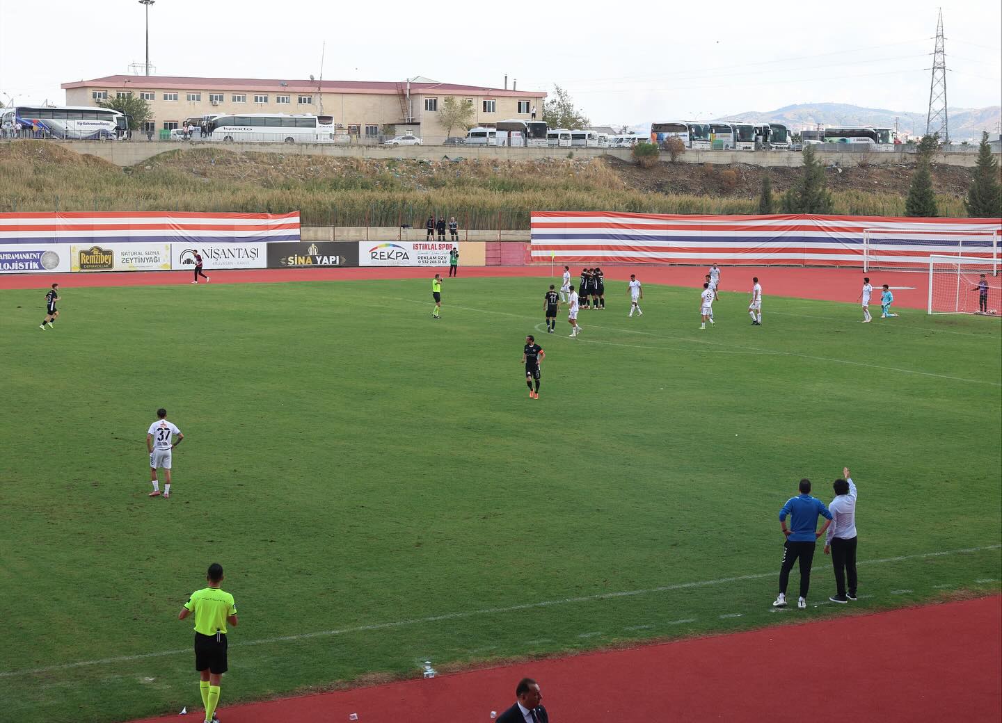 Vali Ünlüer, Kahramanmaraş İstiklalspor’un Galibiyetini Tribünden Takip Etti5