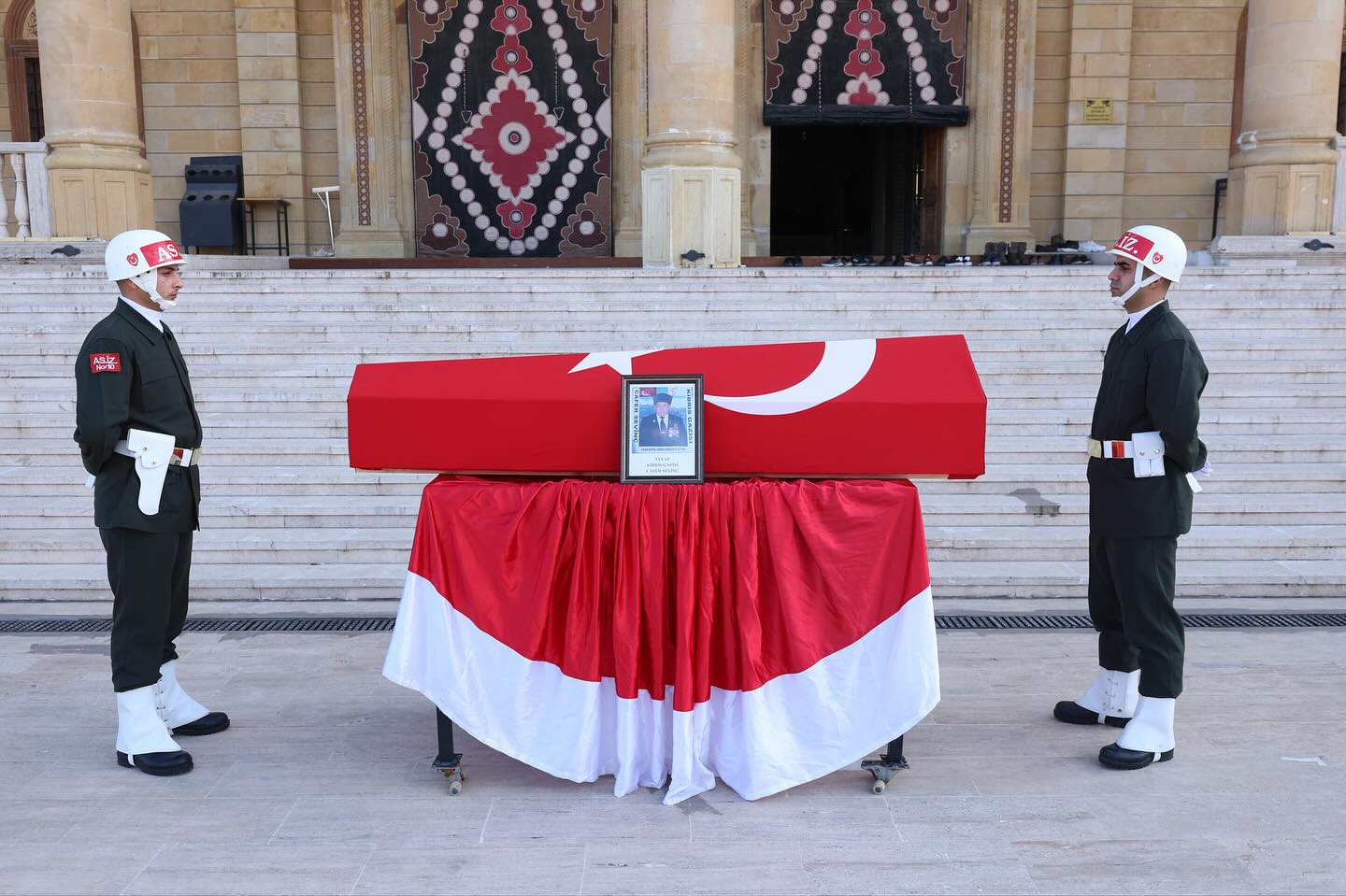 Vali Ünlüer, Kıbrıs Gazisi Cafer Sevinç’in Cenaze Törenine Katıldı3