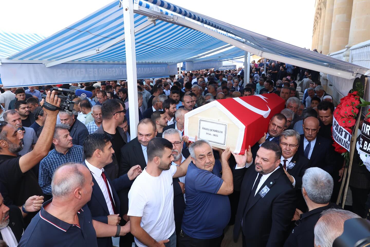 Vali Ünlüer, Merhum Ökkeş Şendiller’in Cenaze Törenine Katıldı3