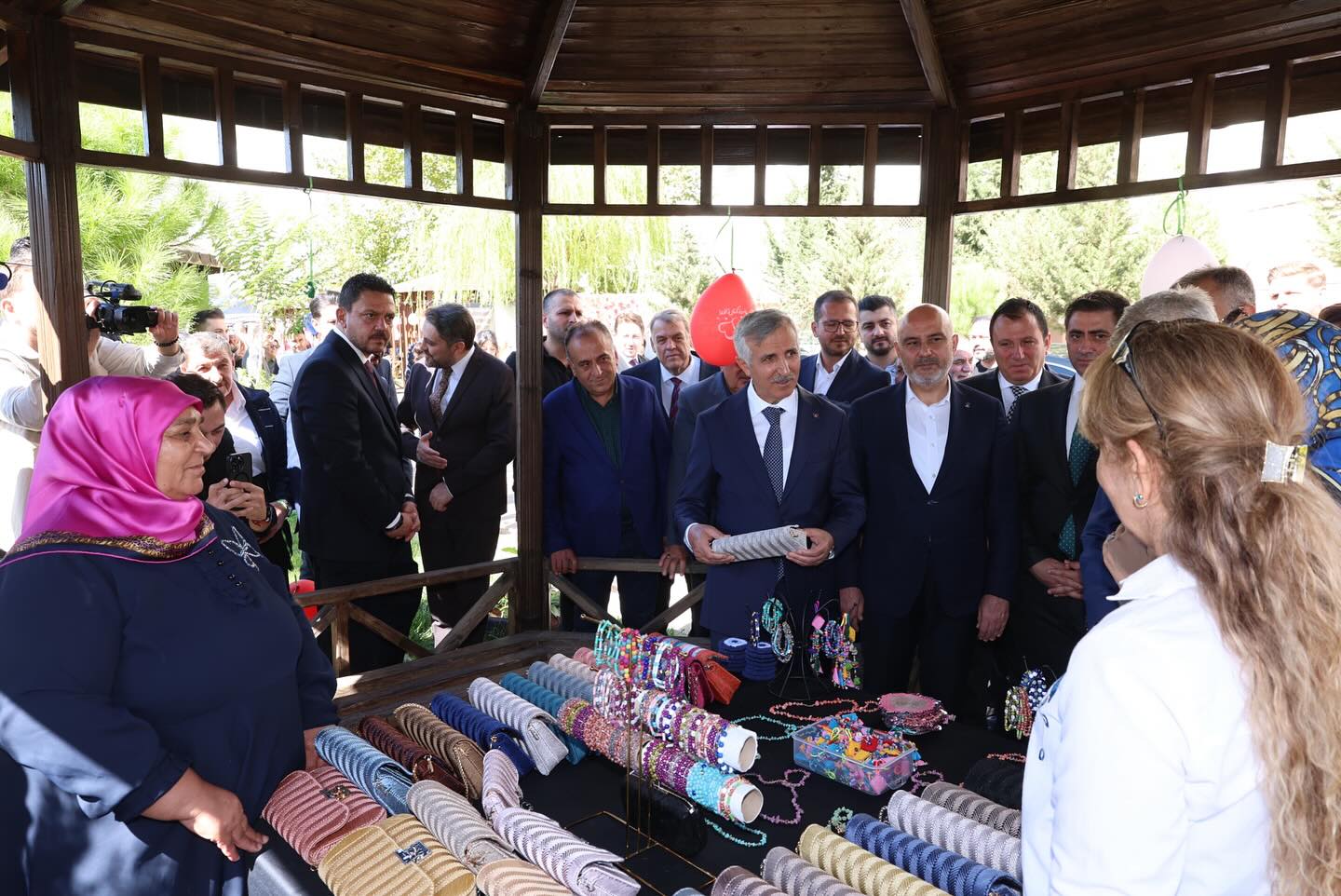 Vali Ünlüer’den El Sanatları Kermesi Ziyareti4