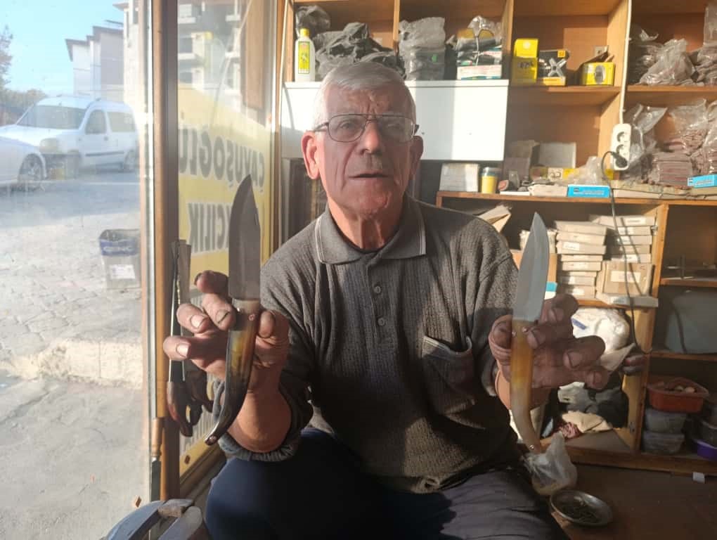 75 Yaşındaki Usta, Baba Mesleğini Sürdürüyor, El İşçiliği Koç Boynuzu Bıçak Üretiyor (1)