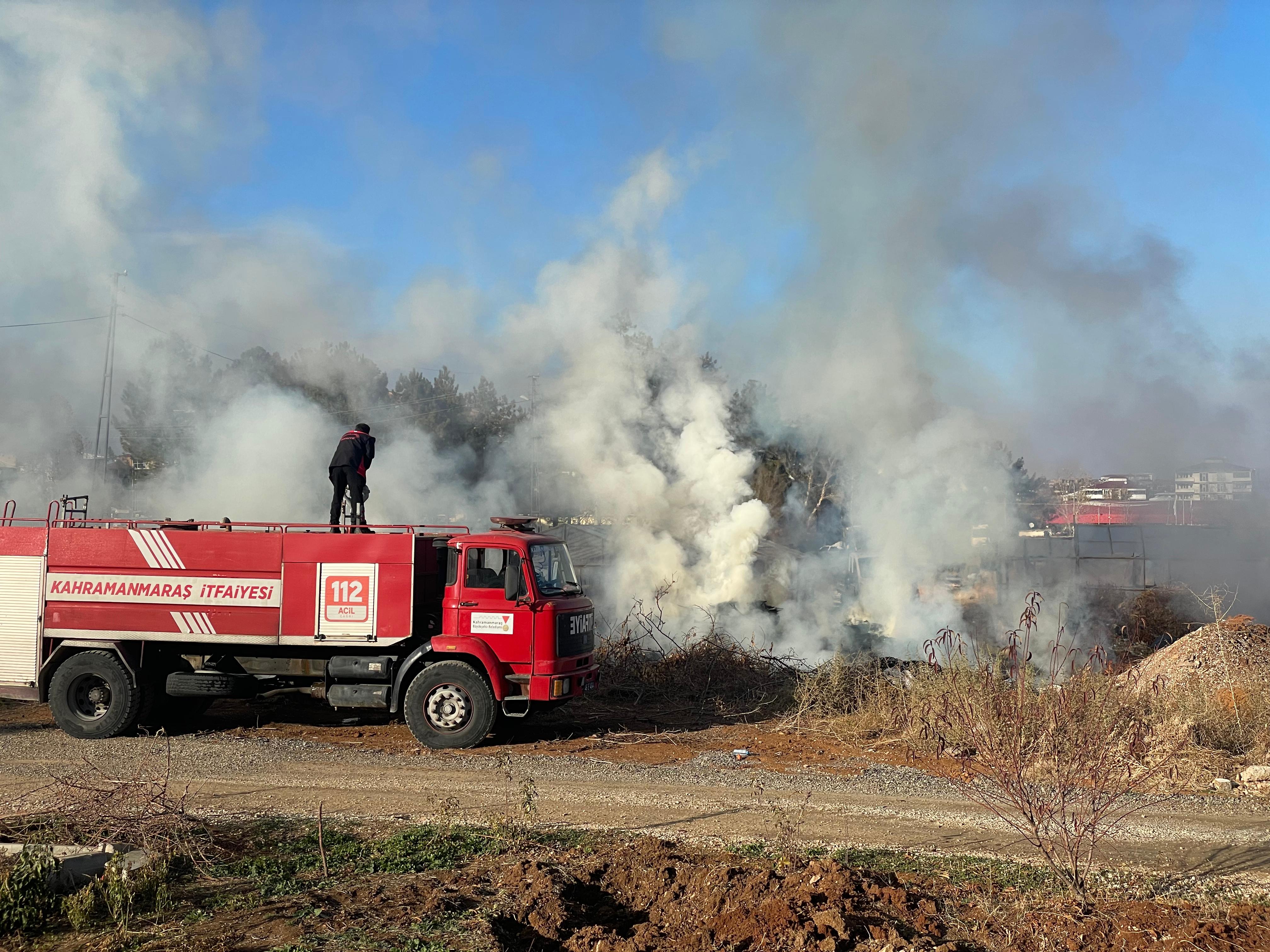 Afşin’de Arsada Çıkan Yangın Söndürüldü (2)