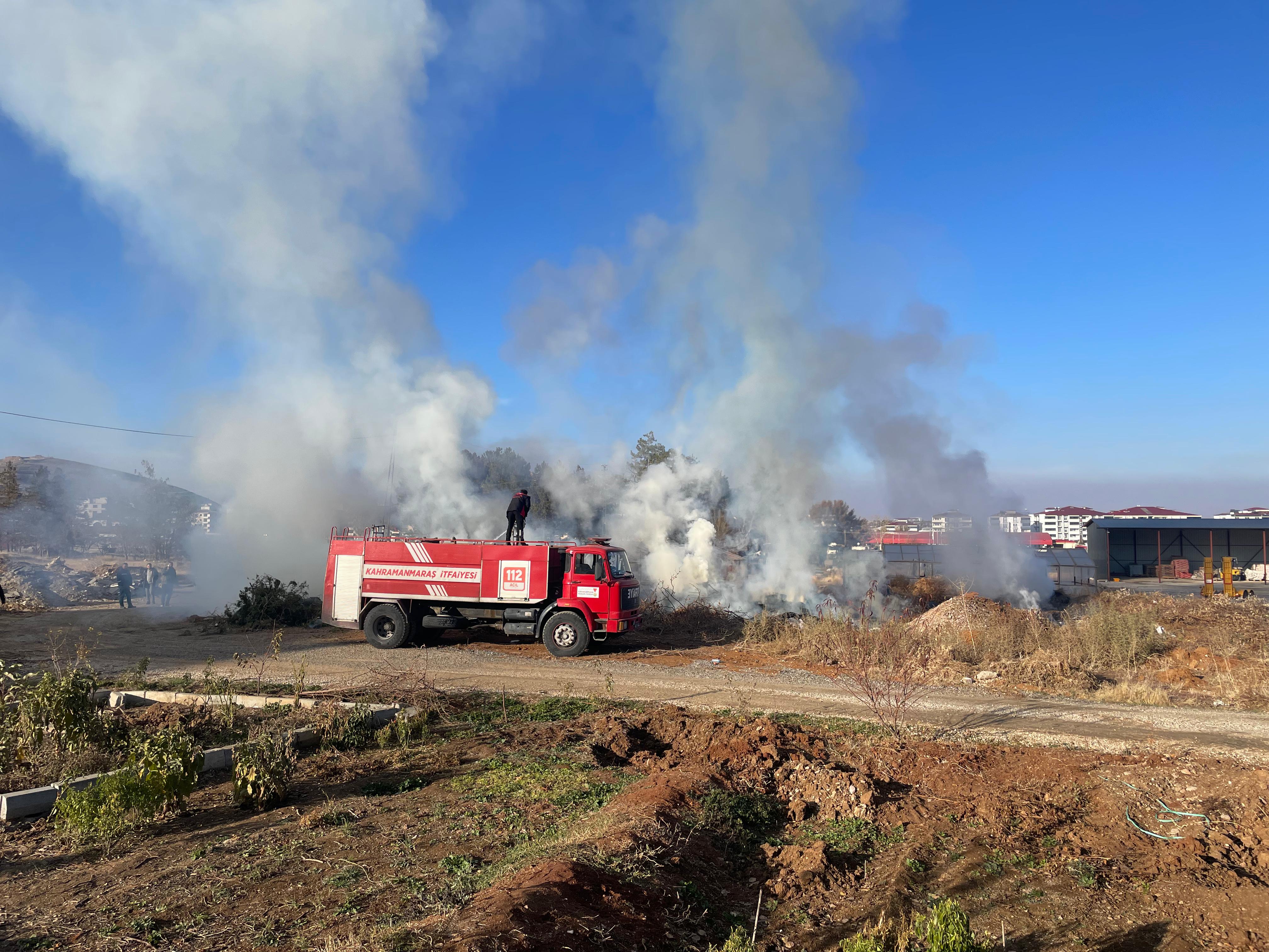 Afşin’de Arsada Çıkan Yangın Söndürüldü (4)