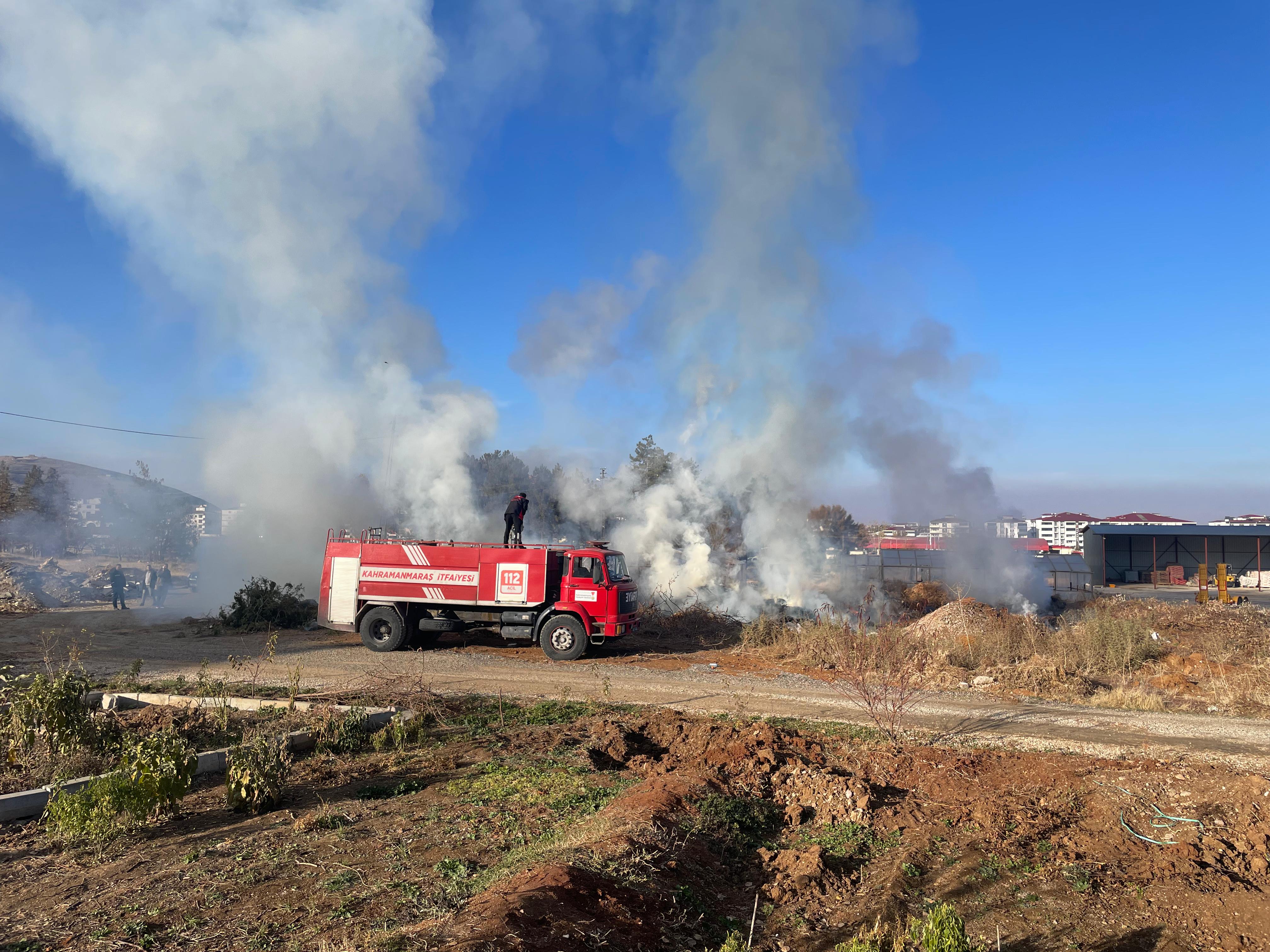 Afşin’de Arsada Çıkan Yangın Söndürüldü (5)
