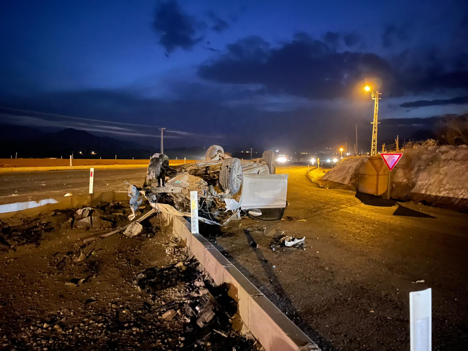 Afşin’de Feci Kaza Otomobil İkiye Ayrıldı (10)-1