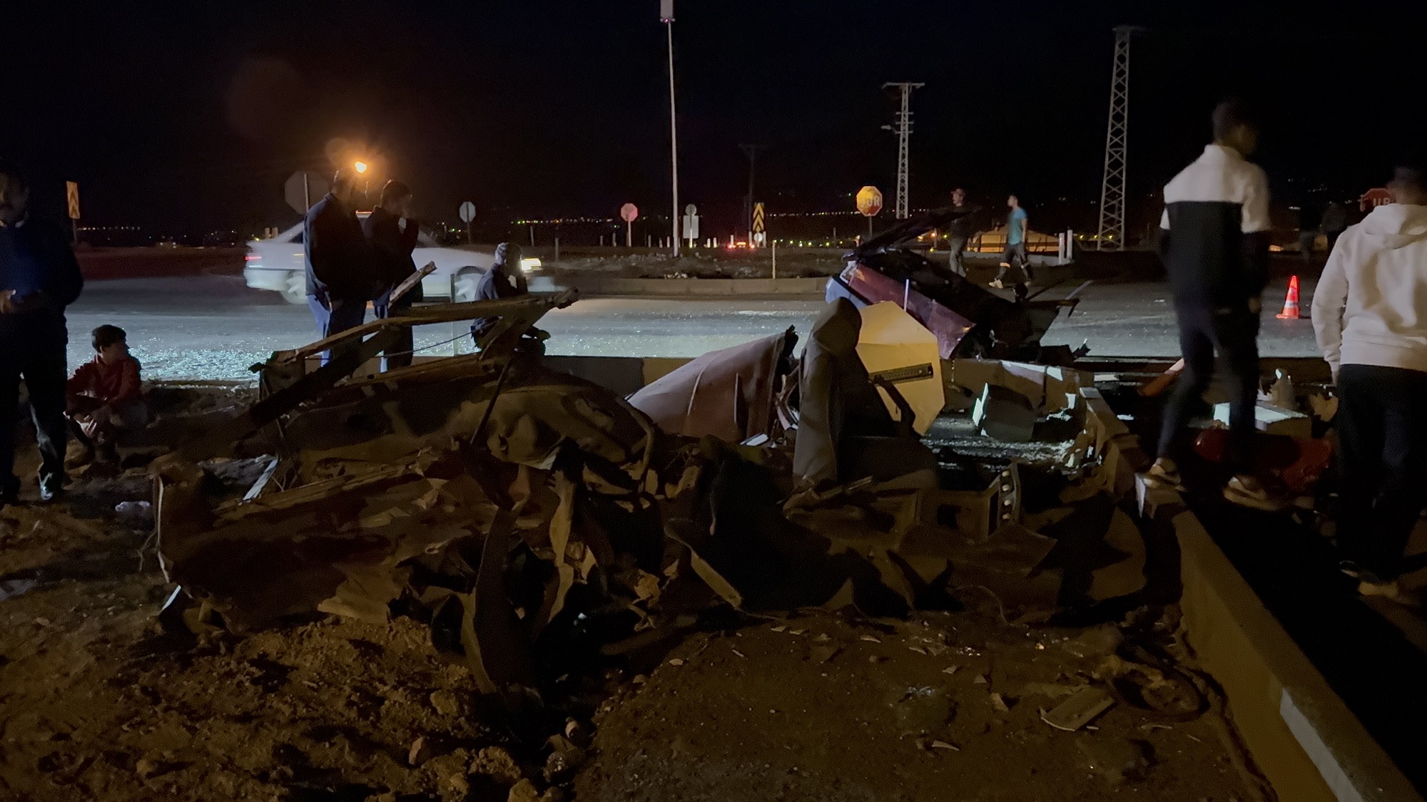 Afşin’de Feci Kaza Otomobil İkiye Ayrıldı (4)