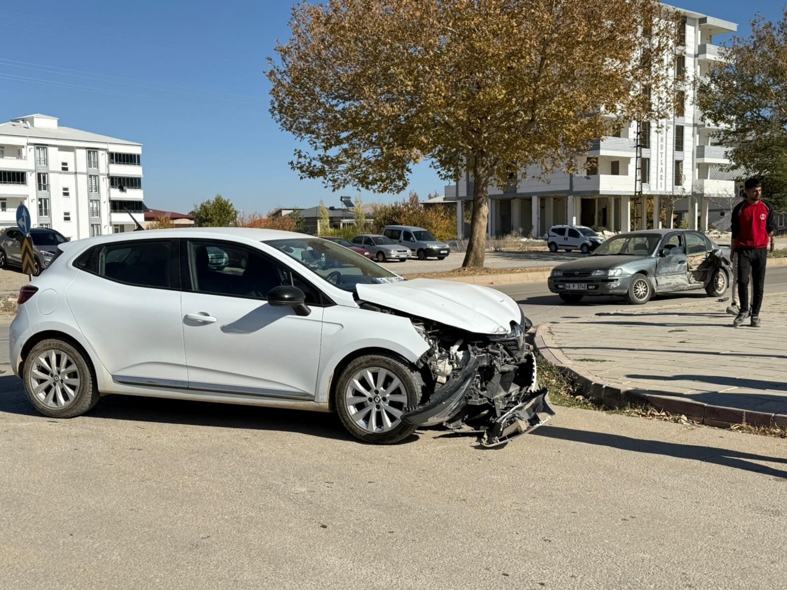 Afşin’de İki Otomobil Çarpıştı 1 Yaya Yaralandı (1)