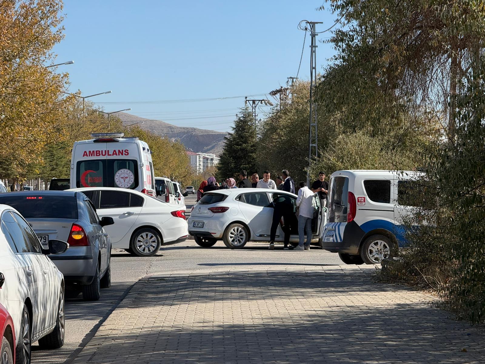 Afşin’de İki Otomobil Çarpıştı 1 Yaya Yaralandı (2)