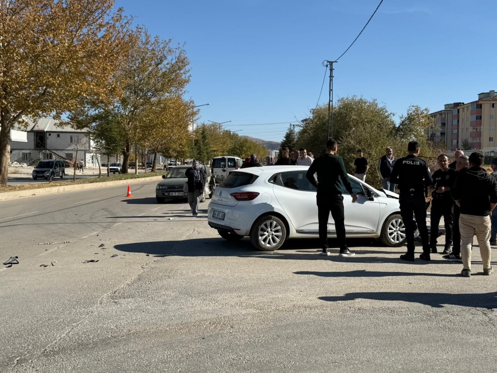 Afşin’de İki Otomobil Çarpıştı 1 Yaya Yaralandı (4)