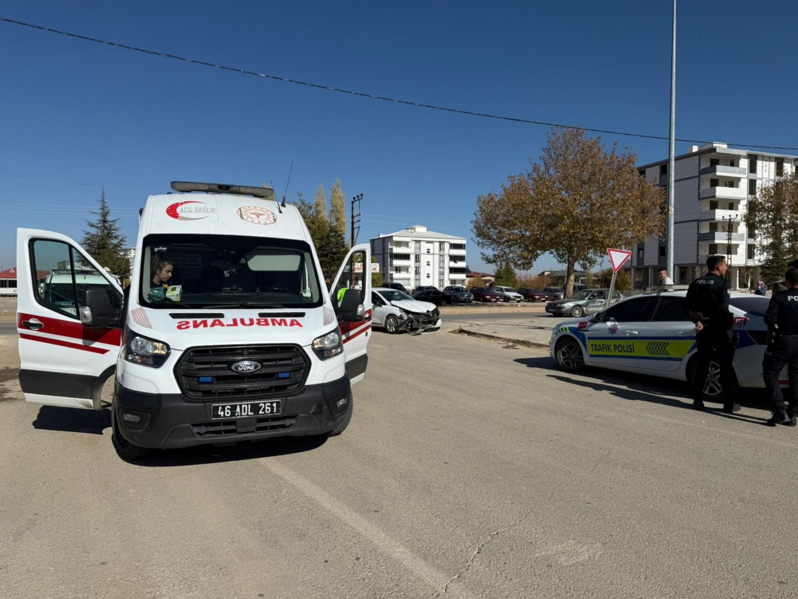 Afşin’de İki Otomobil Çarpıştı 1 Yaya Yaralandı (5)