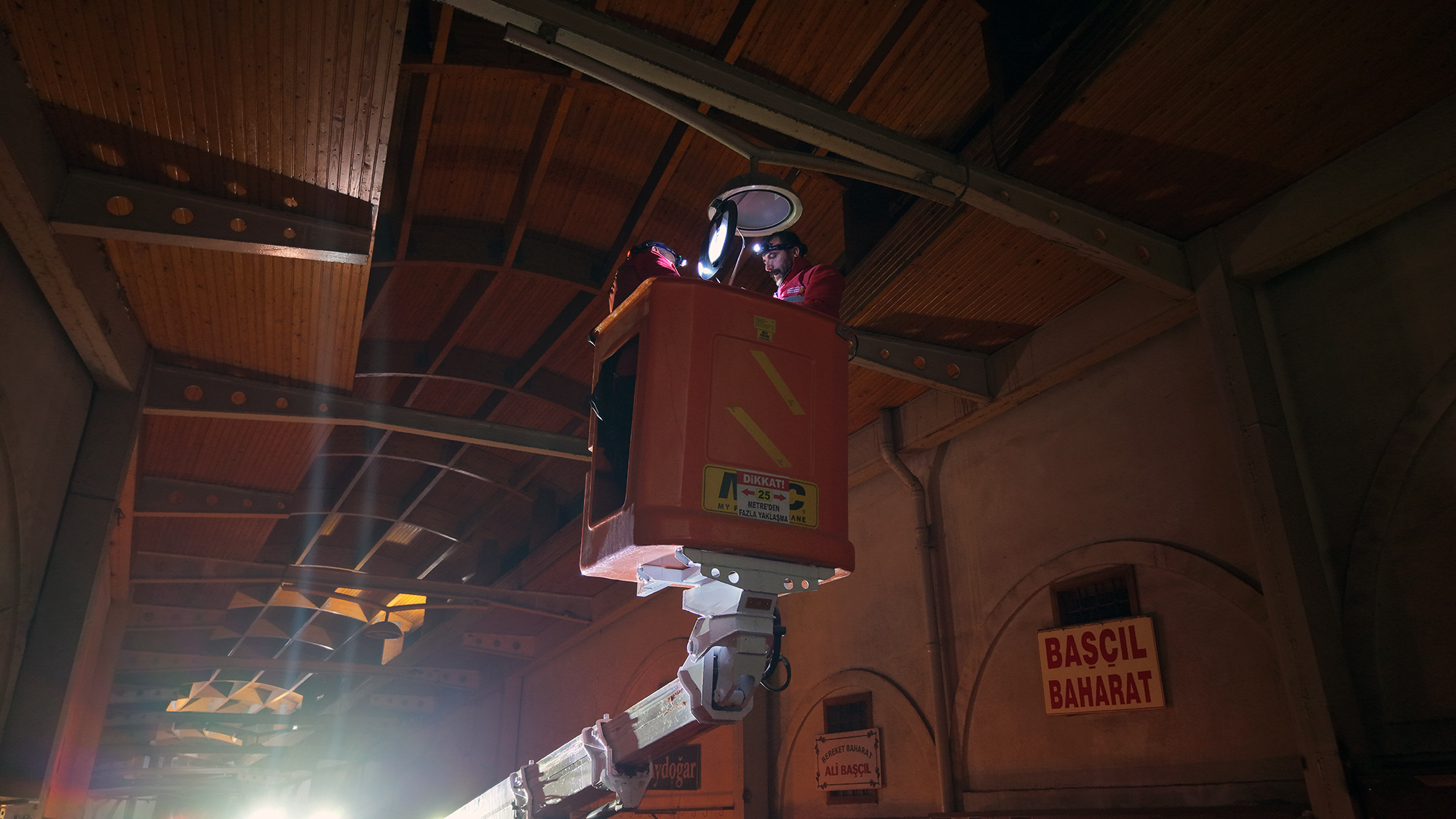 Asırlık Çarşıda Modern Dokunuş; Aydınlatmalar Baştan Aşağı Yenileniyor (2)