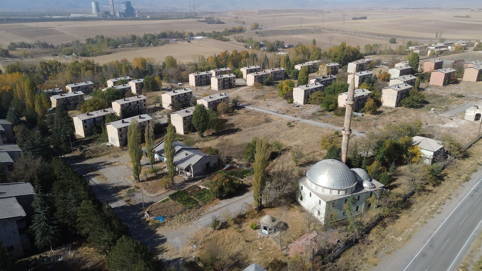 Çoğulhan’daki 40 Yıllık Lojmanlar Yıkılıyor (2)