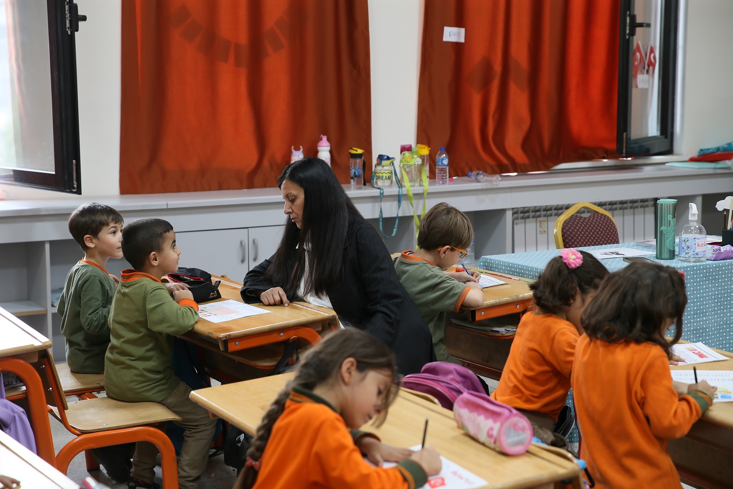 Depremde 6 Öğretmen Ve 250 Öğrencisini Kaybeden Okulda Öğretmenler Günü Buruk Karşılanıyor (6)