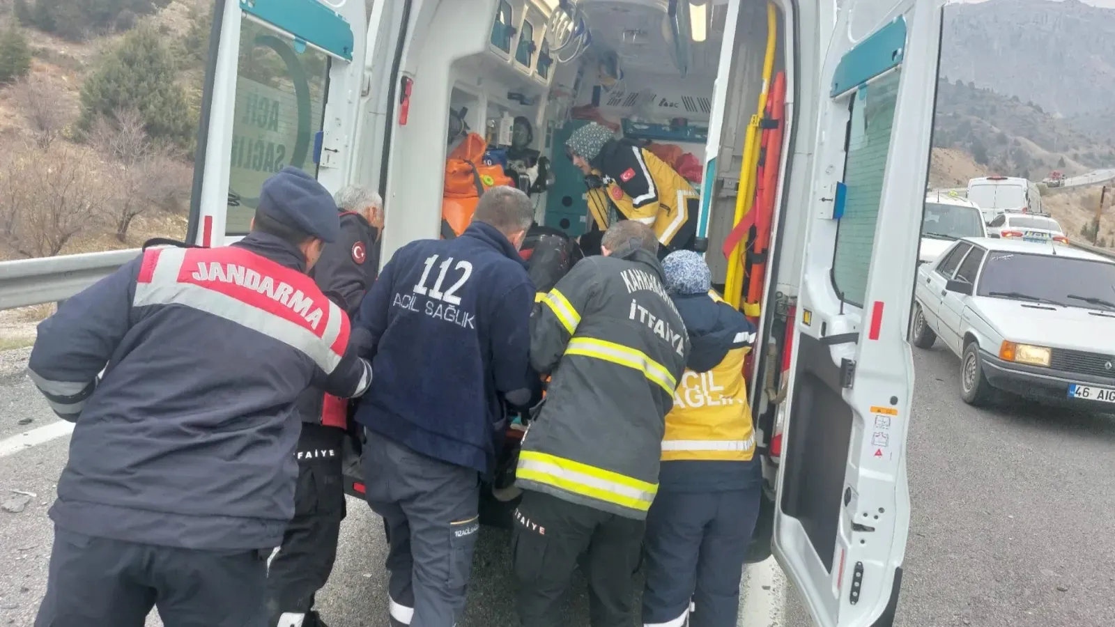 Hafif Ticari Araç Ile Otomobil Çarpıştı 2 Yaralı