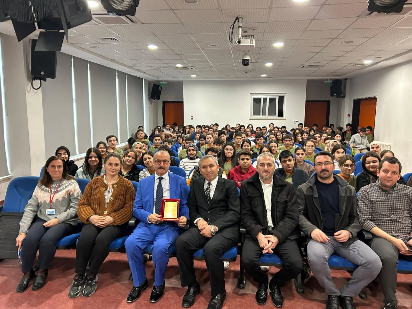 “İçimizden Biri” Projesi Kapsamında Cumhuriyet Ortaokulu’nda Öğrencilerle Buluştu