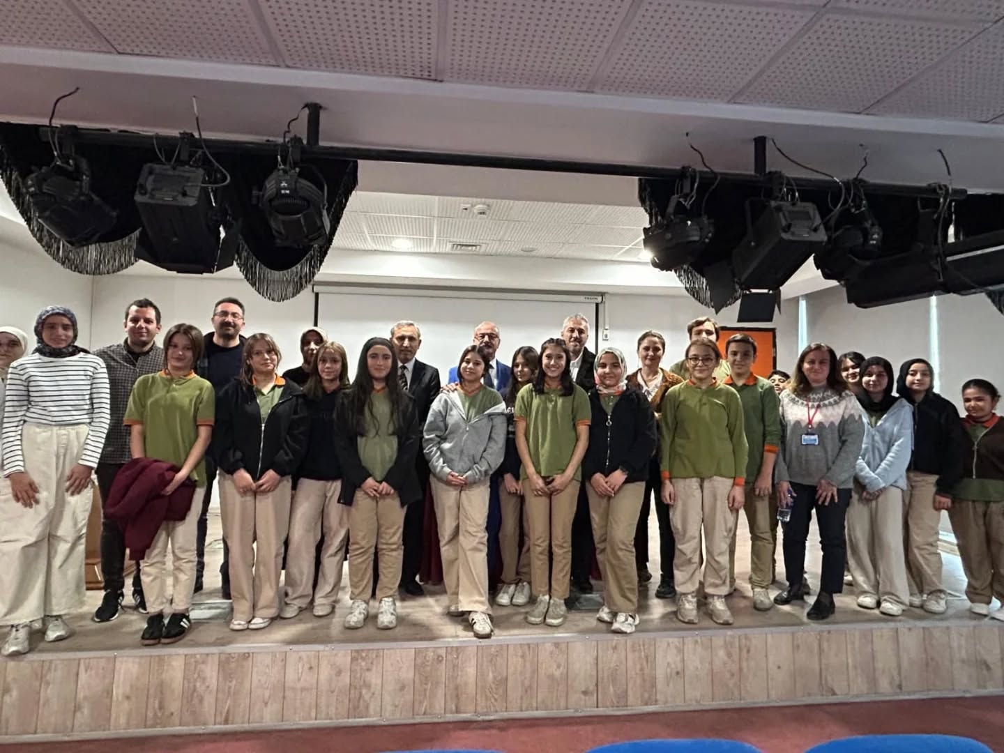 “İçimizden Biri” Projesi Kapsamında Cumhuriyet Ortaokulu’nda Öğrencilerle Buluştu2