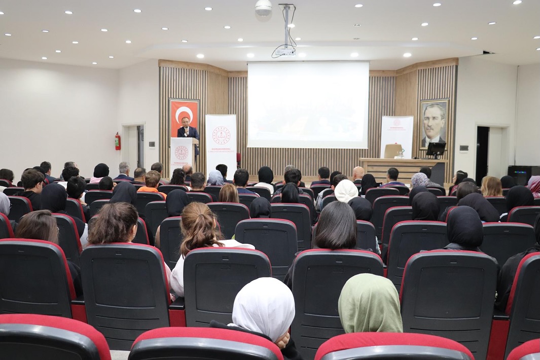 Kahramanmaraş’ta Anadolu Mektebi Yazar Okumaları Değerlendirme Toplantısı Gerçekleştirildi5