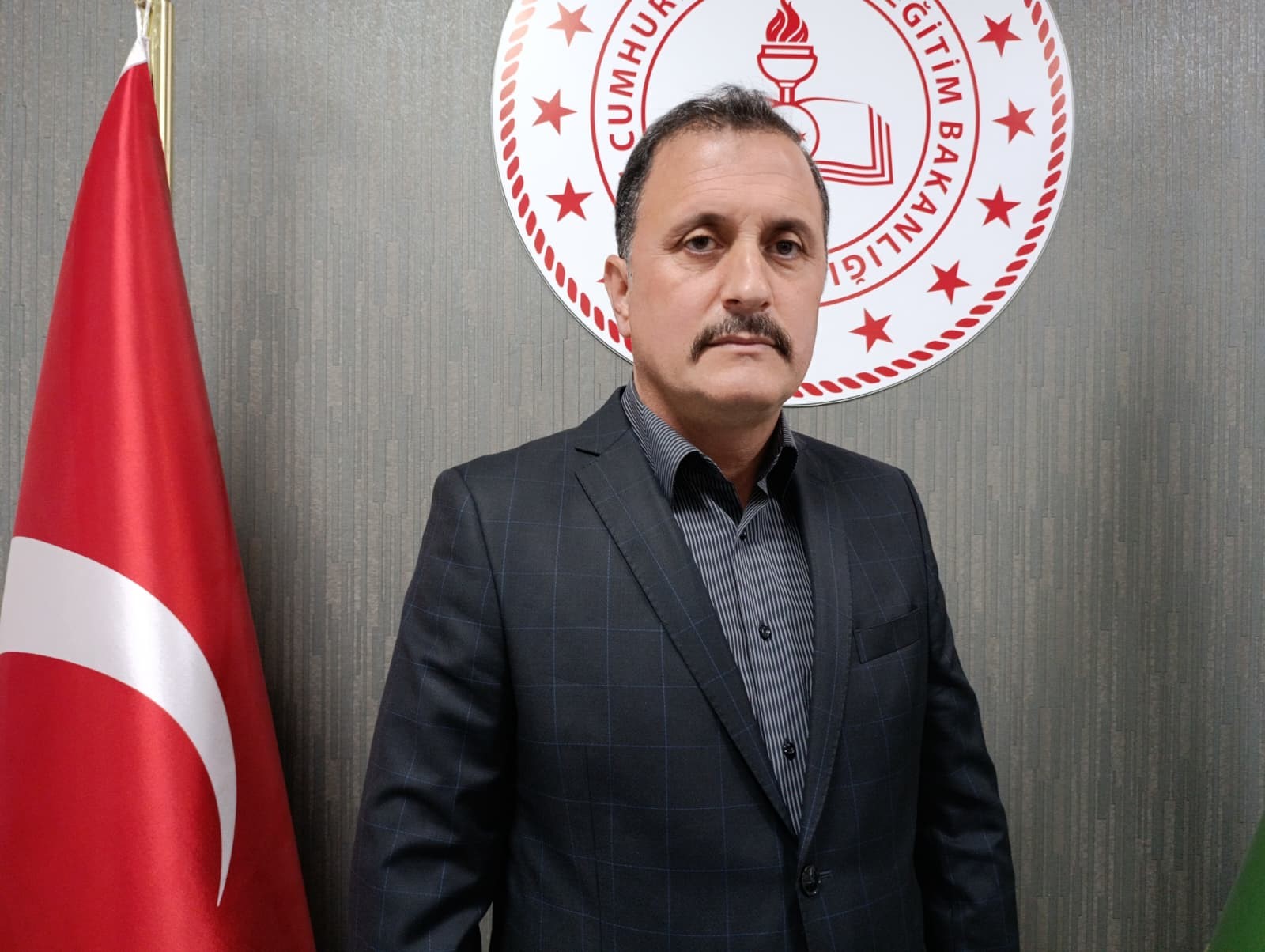 Okul Müdürünü (2)