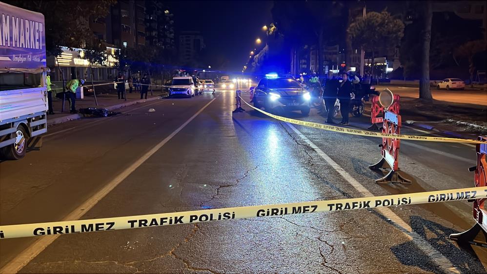 Polisten Kaçan Motosikletli, Park Halindeki Kamyonete Çarptı 1 Ölü 1 Yaralı 2