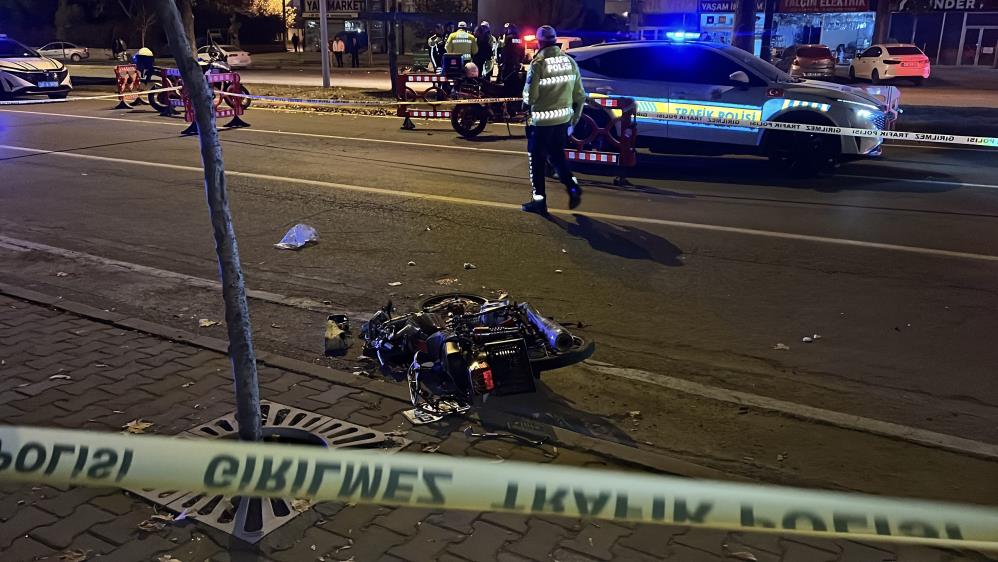 Polisten Kaçan Motosikletli, Park Halindeki Kamyonete Çarptı 1 Ölü 1 Yaralı 3
