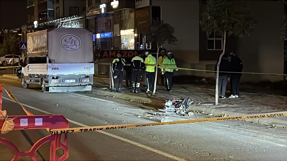 Polisten Kaçan Motosikletli, Park Halindeki Kamyonete Çarptı 1 Ölü 1 Yaralı