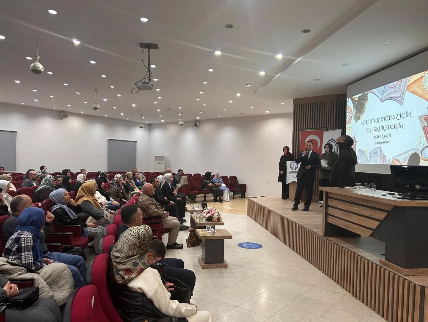 “Popüler Akımlara Karşı Ailelere Ve Eğitimcilere Yol İşaretleri” Konulu Seminer Düzenlendi