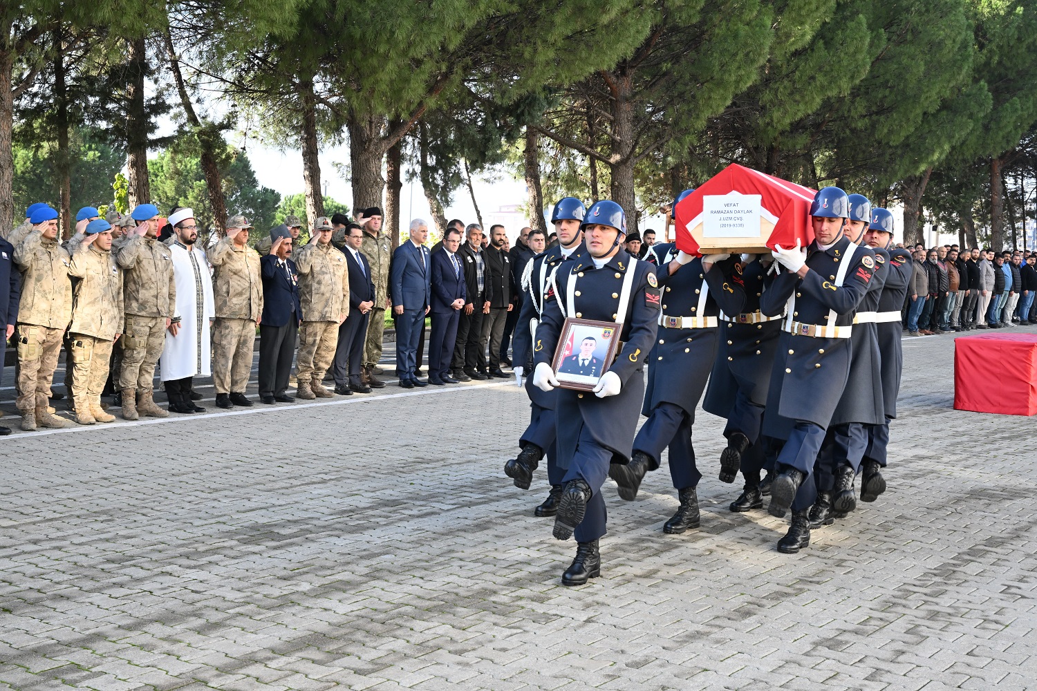 Trafik Kazasında Vefat Eden Uzman Çavuş Ve Eşinin Cenazeleri Kayseri'ye Uğurlandı (2)
