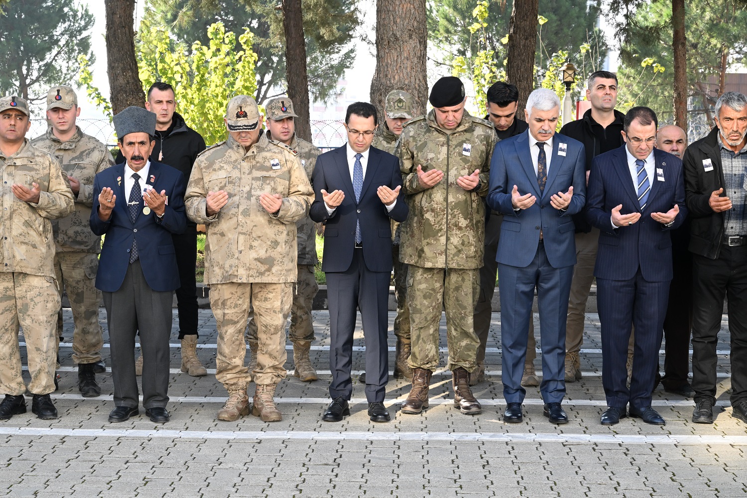 Trafik Kazasında Vefat Eden Uzman Çavuş Ve Eşinin Cenazeleri Kayseri'ye Uğurlandı (3)