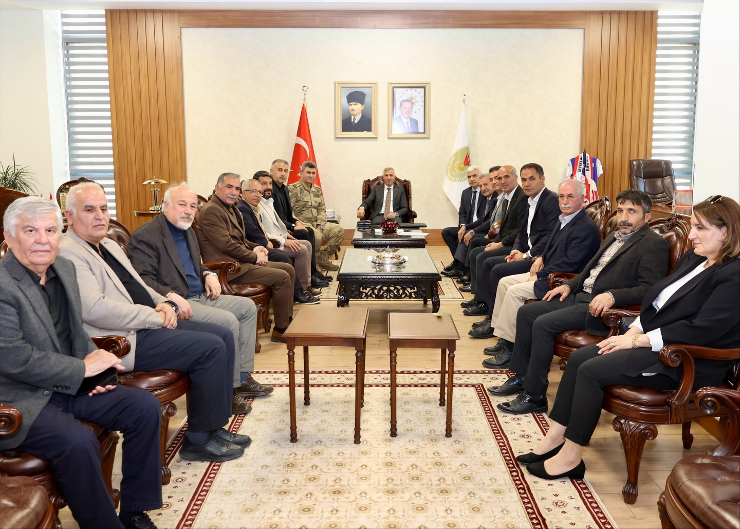 Ünlüer, Erenler Kültür Ve Dayanışma Derneği Heyetini Makamında Ağırladı1