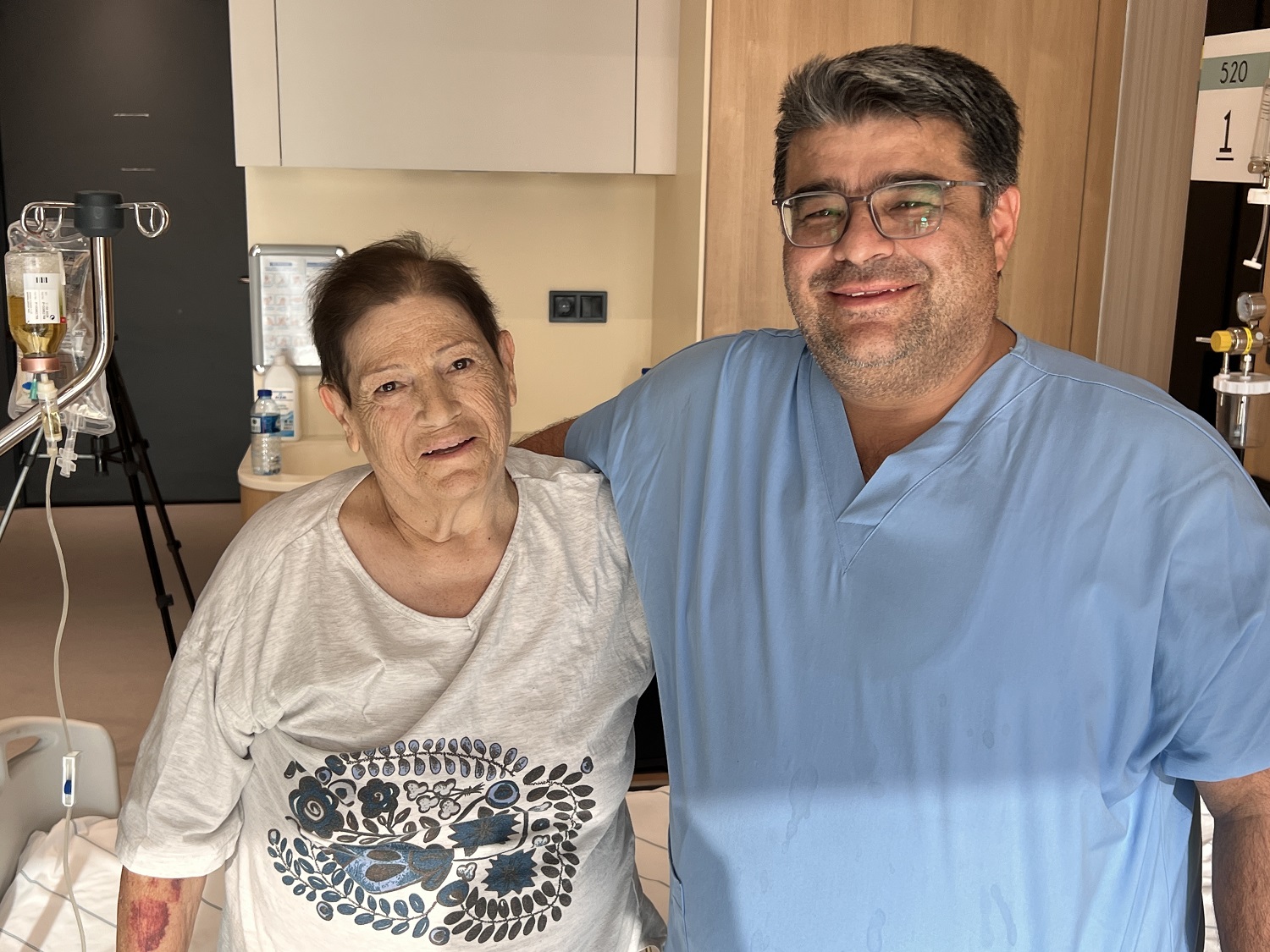 Yaşlı Kadın Omurga Kırığı Ameliyatı Sorası Yeniden Yürümeye Başladı (1)