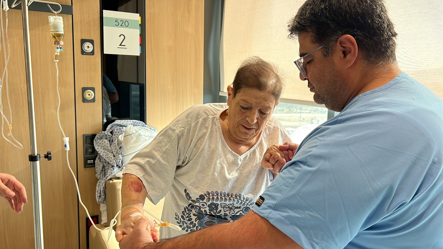 Yaşlı Kadın Omurga Kırığı Ameliyatı Sorası Yeniden Yürümeye Başladı (3)