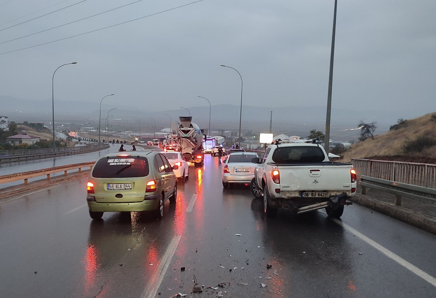 Zincirleme Trafik Kazasında 9 Araç Hasar Gördü (2)