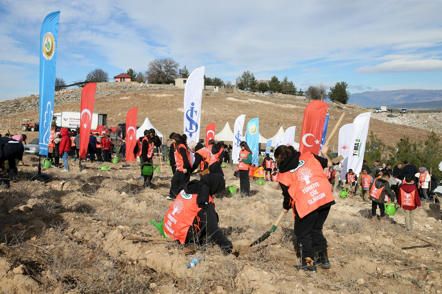 '81 İlde 81 Orman' Projesi Kapsamında 30 Bin Fidan Toprakla Buluştu (4)