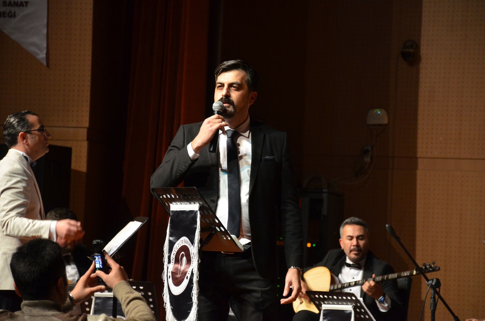 Afşin Kültür Sanat Derneği’nden “İnce Saz Şarkıları” Konseri Kahramanmaraş’ta Unutulmaz Gece (12)