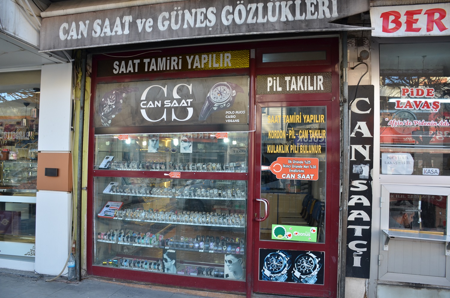 Afşin’de Eşinin Hatırasını Saatlerin Kalbinde Yaşatıyor (1)