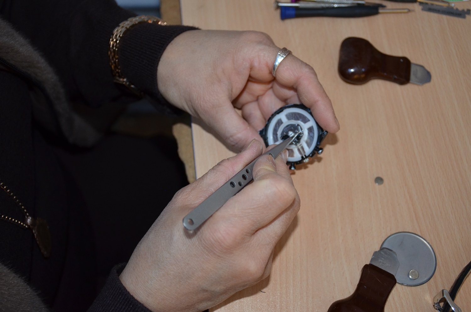 Afşin’de Eşinin Hatırasını Saatlerin Kalbinde Yaşatıyor (11)