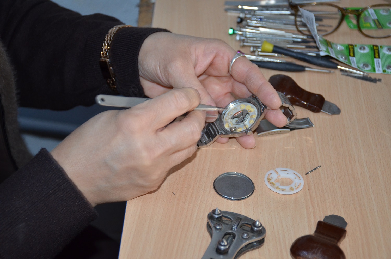 Afşin’de Eşinin Hatırasını Saatlerin Kalbinde Yaşatıyor (13)