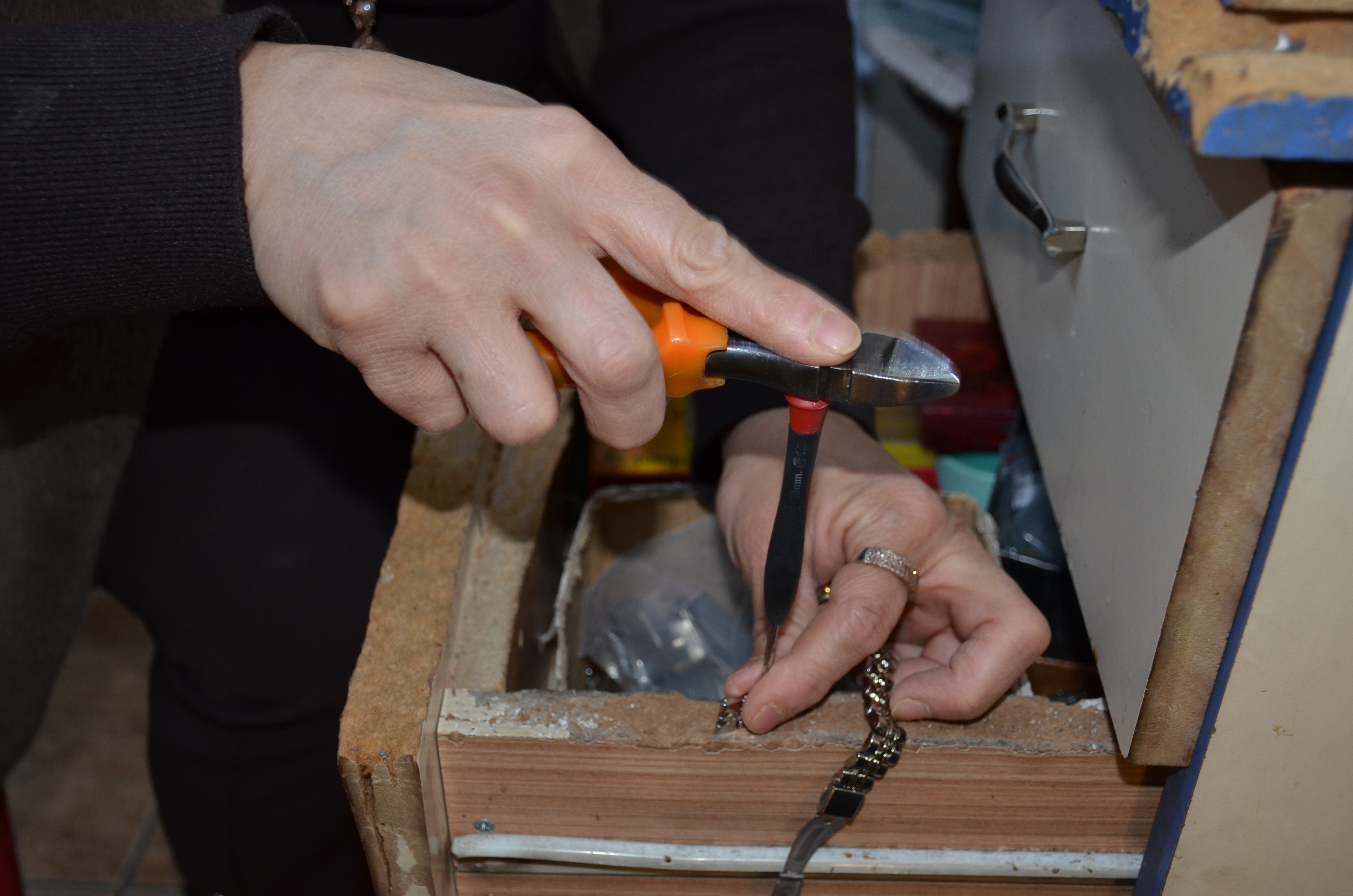 Afşin’de Eşinin Hatırasını Saatlerin Kalbinde Yaşatıyor (2)