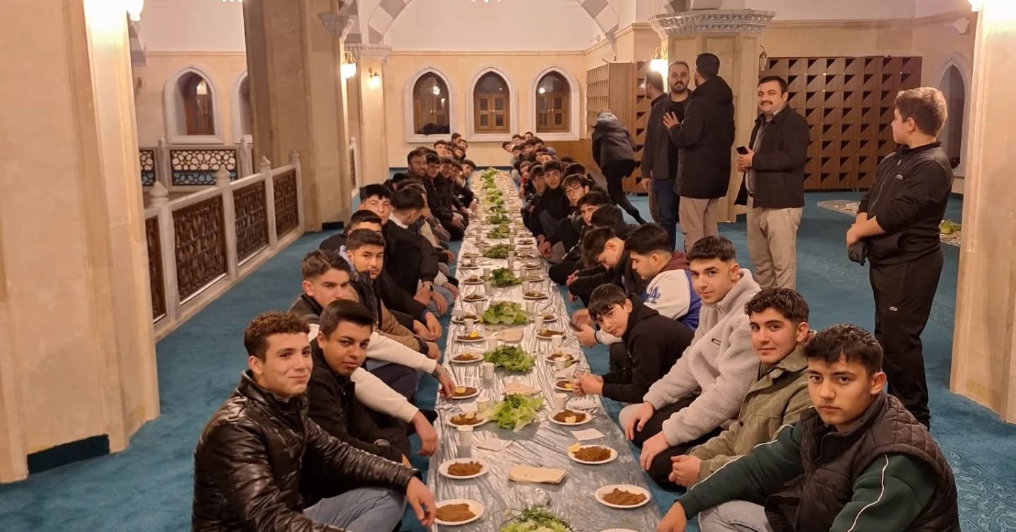Afşin’de Gençlere Manevi Destek Ashabı Kehf Külliye Camii’nde Anlamlı Program Düzenlendi1