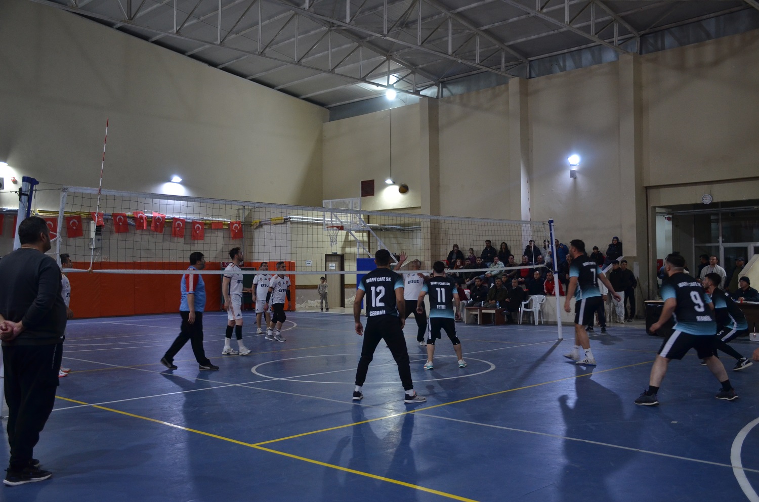 Afşin’de Voleybol Halk Turnuvası’nda Yarı Final Heyecanı Dorukta (13)