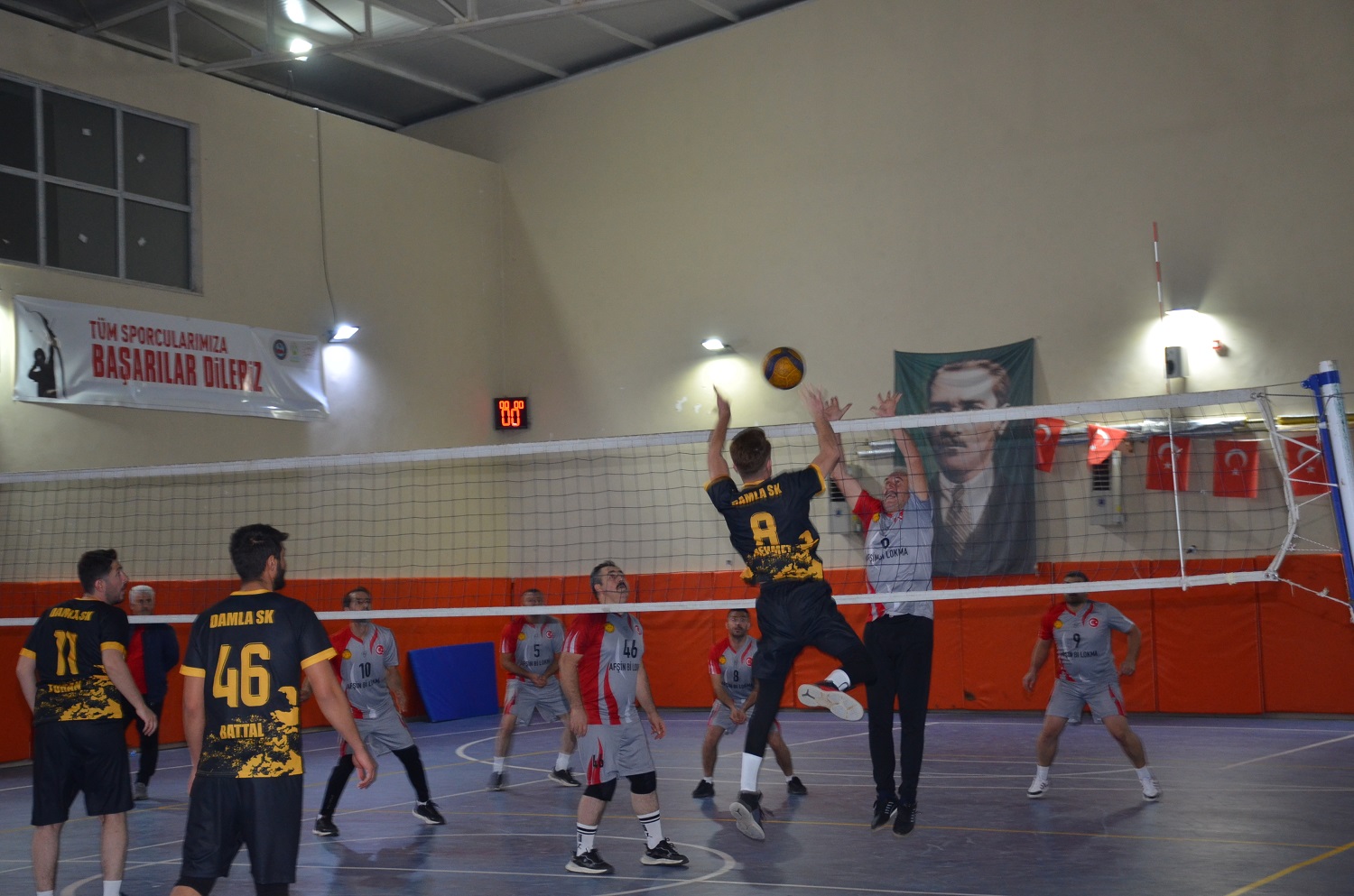 Afşin’de Voleybol Halk Turnuvası’nda Yarı Final Heyecanı Dorukta (3)