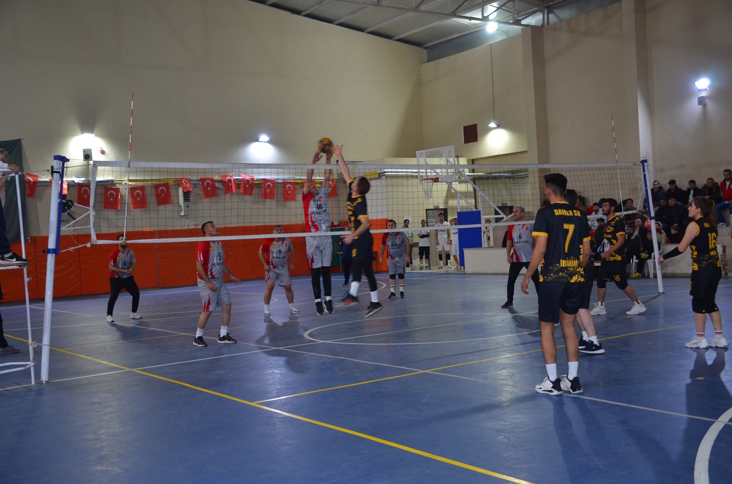 Afşin’de Voleybol Halk Turnuvası’nda Yarı Final Heyecanı Dorukta (5)