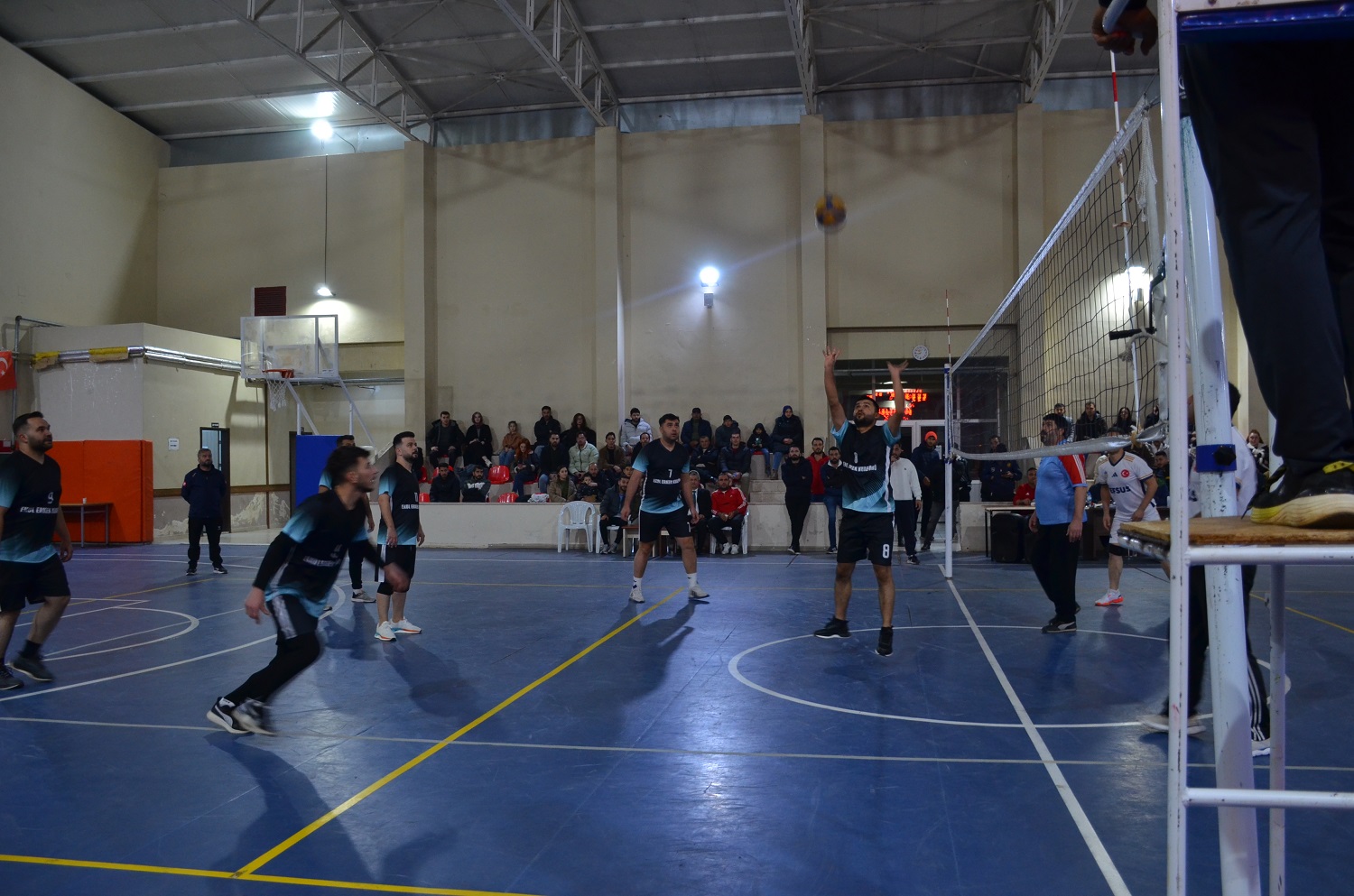 Afşin’de Voleybol Halk Turnuvası’nda Yarı Final Heyecanı Dorukta (8)